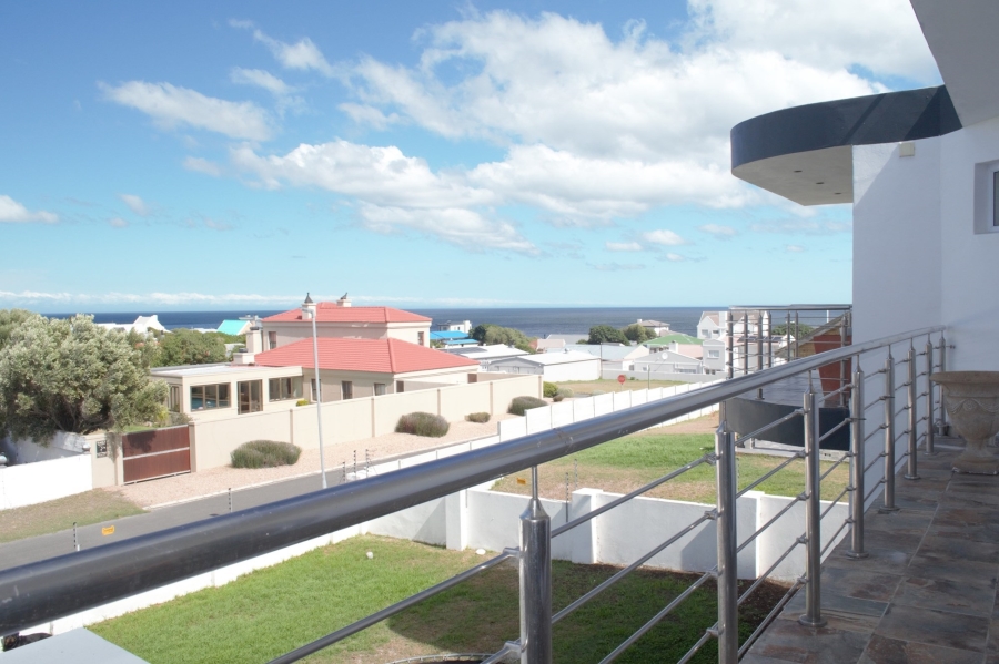 6 Bedroom Property for Sale in Perlemoenbaai Western Cape